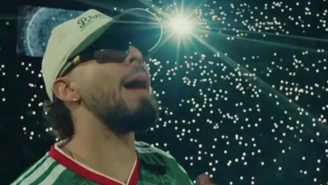 El cantante portó el que sería el nuevo jersey del Tricolor