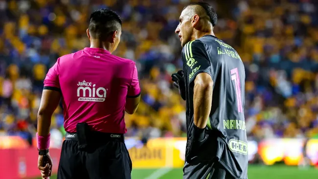 Nahuel Guzmán explota contra el arbitraje del Tigres vs Cruz Azul