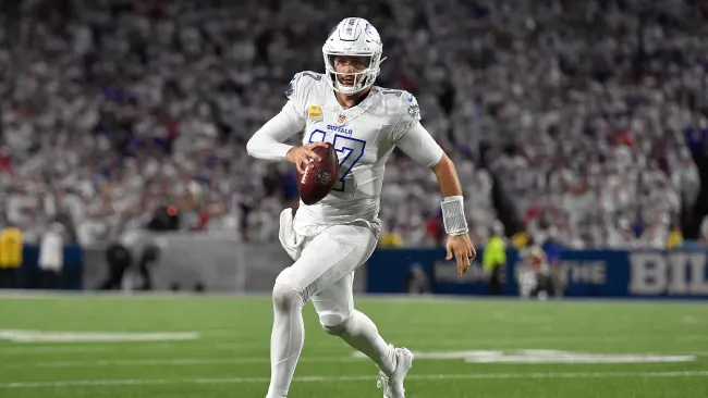 ¡Hasta las diagonales! Aficionado se escapa del Highmark Stadium con balón perdido de Josh Allen