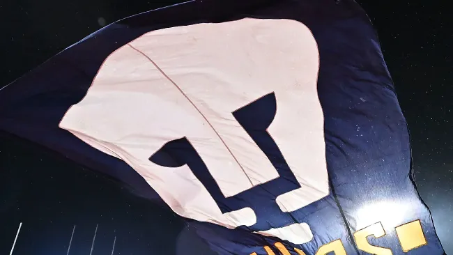 Pumas y Chivas fueron respetuosos con el minuto de silencio en campo auriazul