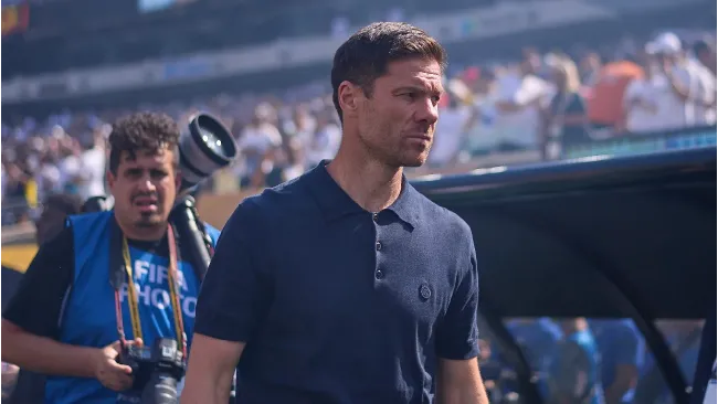 Xabi Alonso demuestra que sigue desbordando talento con el balón