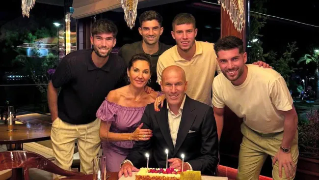 La familia Zidane, con Zinedine al centro