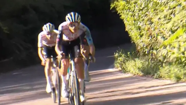 Isaac del Toro impulsa a Tadej Pogacar