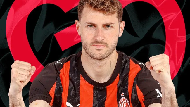 Santi Giménez, con el AC Milan