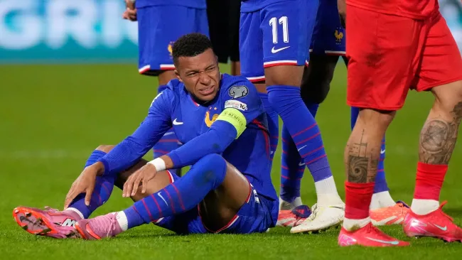 Kylian Mbappé cuasa baja con Francia en eliminatorias mundialistas por lesión en el tobillo