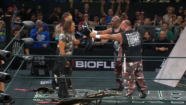 Los Hardy Boyz fueron los encargados de retirar a los Dudley