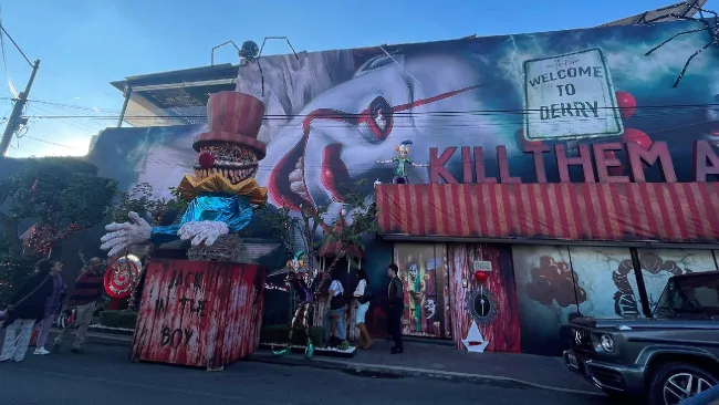 Pennywise se apodera de CDMX: así es la casa del terror que todos quieren visitar (y es gratis). Lado.mx Pennywise se apodera de CDMX: así es la casa del terror que todos quieren visitar (y es gratis). Noticias en tiempo real