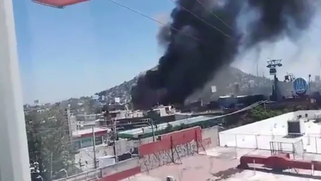 Reportan incendio en fábrica de colchones en colonia Hank González