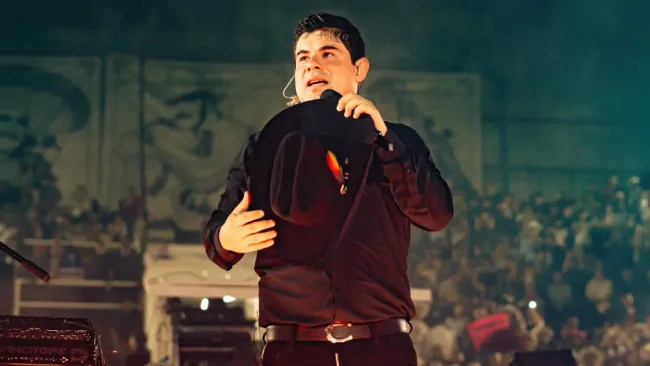 Alfredo Olivas detiene su concierto en Pachuca tras recibir un misterioso regalo: ¿fue una amenaza?