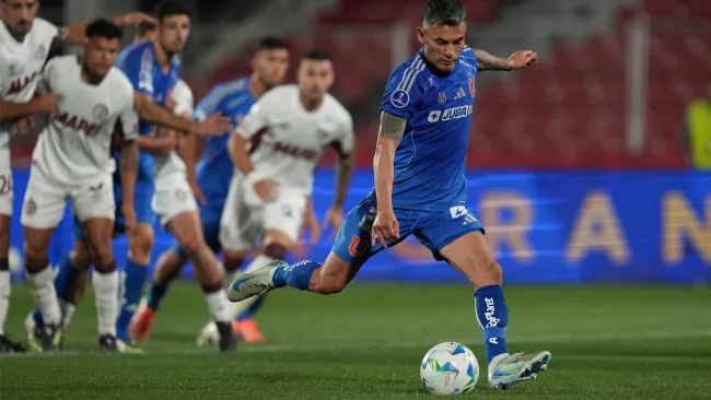 Universidad de Chile empata con Lanús gracias a un penal de Aránguiz en el 99’