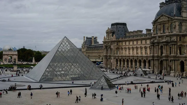 Caen presuntos ladrones implicados en el robo al Museo del Louvre