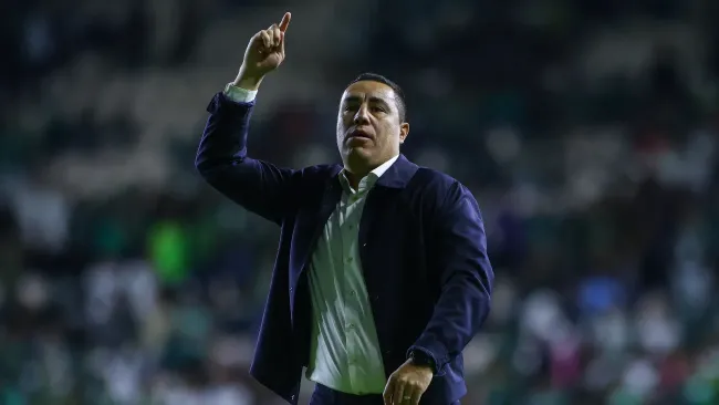 Presidente de Pumas y Efraín Juárez son captados en el Gran Premio de la Ciudad de México