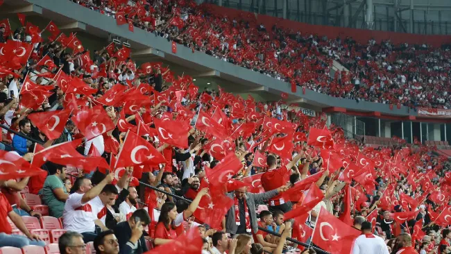UEFA y Turquía investigan a más 150 árbitros 