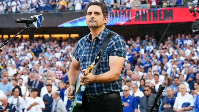 La extraña racha de himnos de Brad Paisley y juegos interminables en la MLB