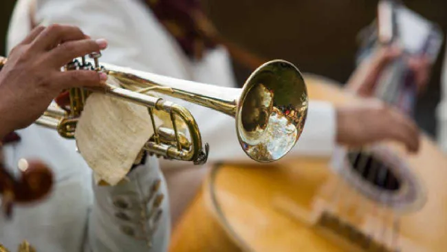 Mariachis son golpeados y quemados por hombres que los contrataron para fiesta en Iztapalapa 