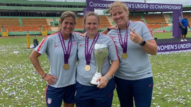 Laura Harvey y cuerpo técnico