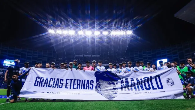 ¡Hasta el cielo, Manolo! Homenaje en el Puebla vs Cruz Azul a Lapuente