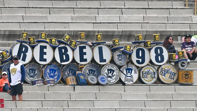 Afición de Pumas realiza protesta en duelo vs Xolos: "Respeten nuestra historia"