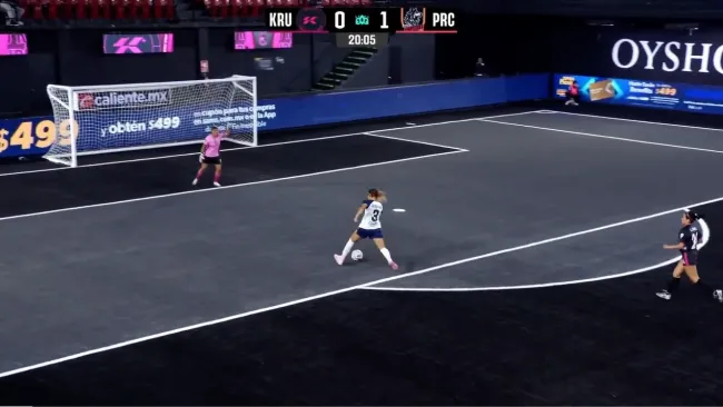 Confusión insólita y jugadora dispara contra su propia portera