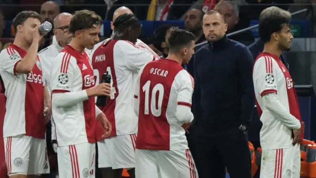 ¡Cambios en el Ajax! Heitinga fue despedido y se perfila el regreso de reconocido DT