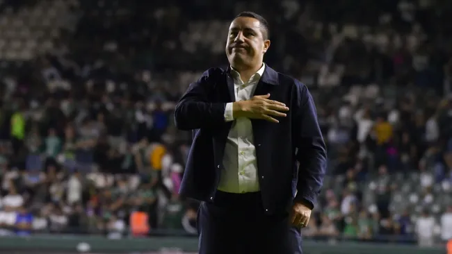 La afición reaccionó a la posible salida de Efraín Juárez 