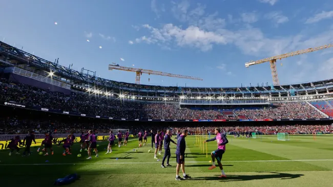 ¡En casa! Barcelona entrenó por primera vez en el renovado Camp Nou con más de 20 mil fanáticos. Noticias en tiempo real