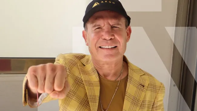 Julio César Chávez hizo visita a promotor 