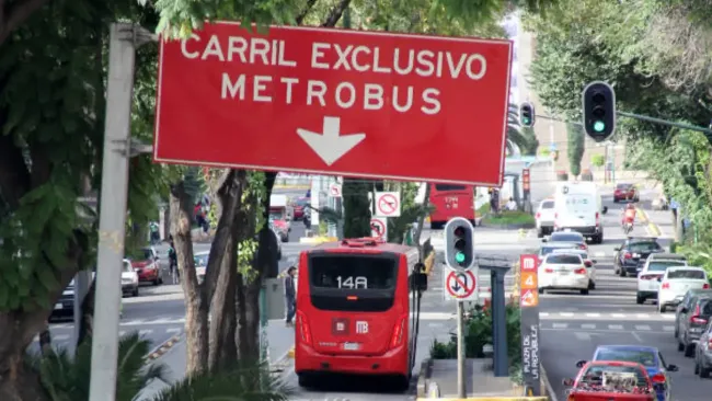 Choque entre Metrobús de Línea 1 y camioneta deja siete lesionados en Insurgentes