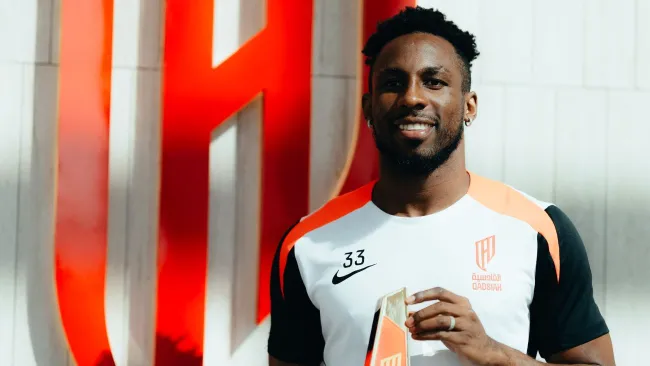 Julián Quiñones celebra su premio del jugador del mes