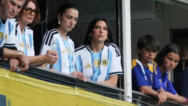 ¡Invitada de lujo! Dua Lipa presente en Super Clásico entre Boca Juniors y River Plate