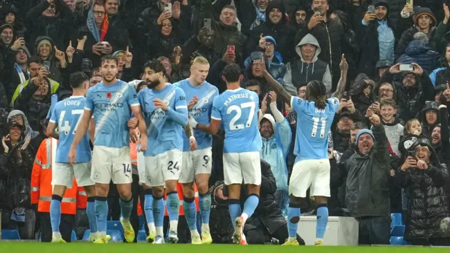 Manchester City golea al Liverpool y se mete a la carrera por el título de Premier League