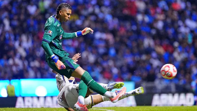 Reviven 'patadas' de Adalberto Carrasquilla tras lesión de Kevin Mier