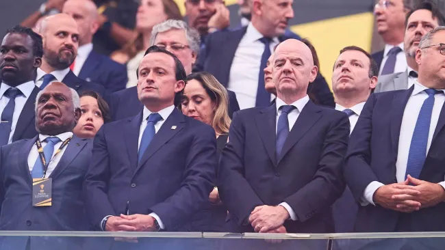 Mikel Arriola, al lado del presidente de FIFA, Gianni Infantino