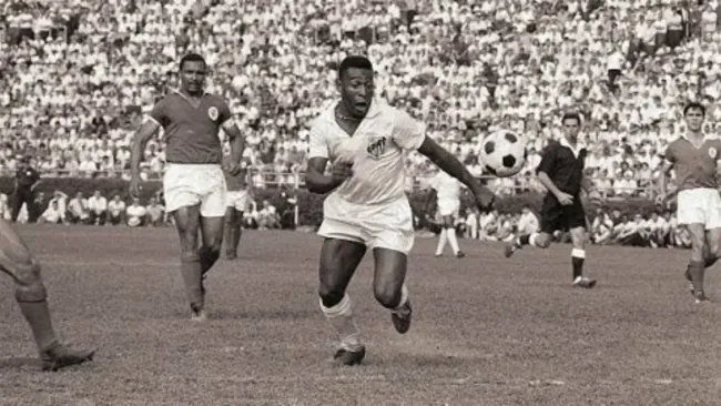 Pelé durante el partido ante los lusitanos