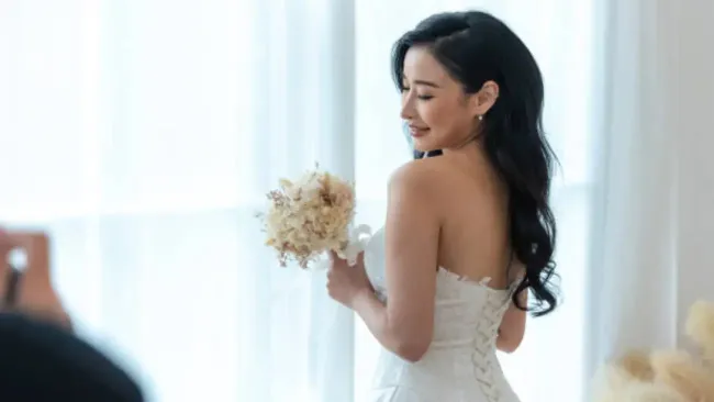 Mujer se “casa” con ChatGPT tras ruptura amorosa: “Me salvó la vida”