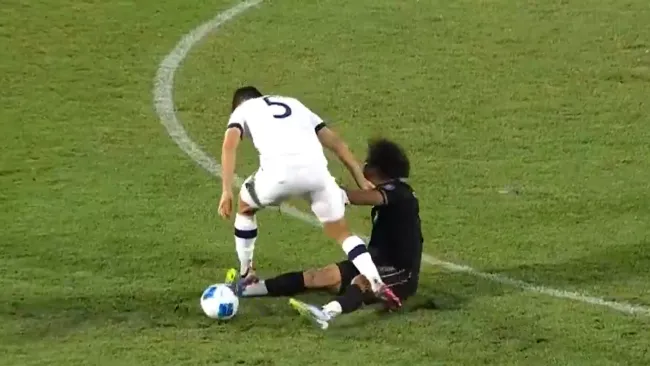 ¡Casi lo rompen! Coco Carrasquilla recibió pisotón en el Guatemala vs Panamá 