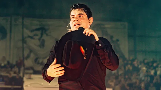 El intérprete de corridos pide que sigan al pendiente de sus redes para más información.