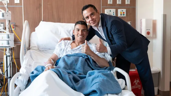 Víctor Velázquez visitó a Kevin Mier previo a la operación del portero