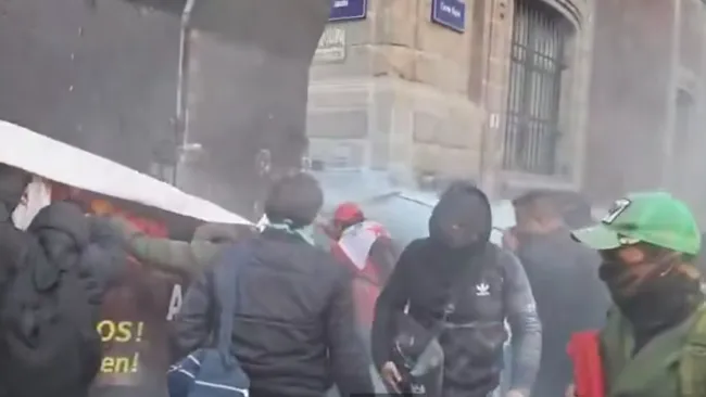Las manifestantes querían llegar hasta la puerta de La Mañanera de la presidenta Claudia Sheinbaum.