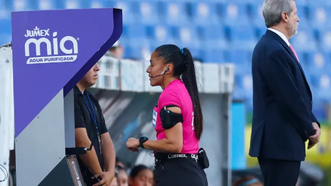 Cantante Guerrero critica al arbitraje de la Liga MX Femenil; asegura el mal uso del VAR
