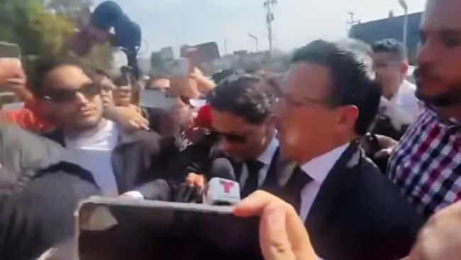 VIDEO: Christian Nodal llega al Reclusorio Oriente entre empujones, caos y demandas. Noticias en tiempo real