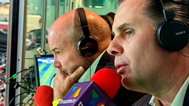 "Eres un televiso": Luis García explota frente a Martinoli, avienta el micrófono y abandona transmisión en vivo