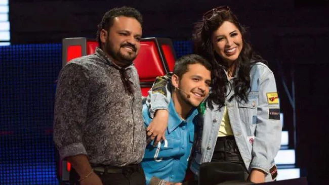 ¡Nodal y sus padres libran la cárcel! Un juez negó vincularlos a proceso por falsificación de contratos