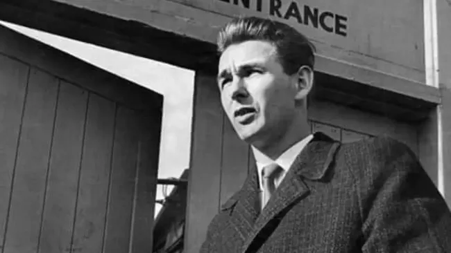 La leyenda del DT inglés acusado de dirigir un partido… desde la cárcel