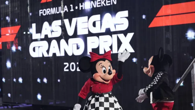 Mickey Mouse protagonizó espectáculo en el Gran Premio de Las Vegas
