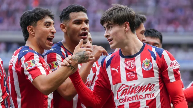 Amaury Vergara entregó regalo a Armando González por su título de goleo