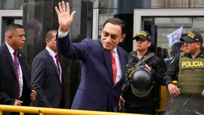 Condenan a 14 años por corrupción a expresidente peruano Martín Vizcarra