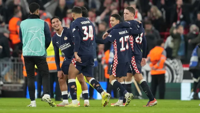 PSV firma una goleada histórica en Anfield ante un Liverpool en crisis. Noticias en tiempo real