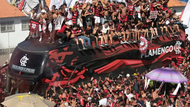 Caos en Río: hinchas de Flamengo chocan con la policía en caravana rumbo a la final de la Libertadores