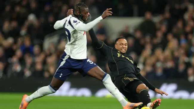 Fulham sorprende y vence a Tottenham con Raúl Jiménez como titular